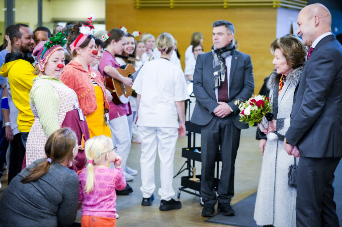 Dronningen fikk en omvisning i sykehusets barne- og ungdomsklinikk. Foto: Beate Dahle Oma / NTB